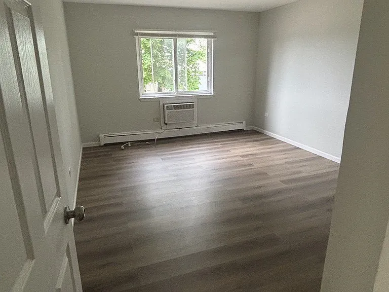 555 Deepwoods Dr #2E — Photo 4