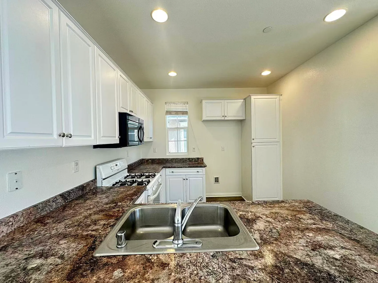 3 bed, 2.5 bath, 1544 sqft, $3,100 — Photo 3