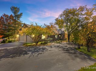 610 Cascade Hills Holw SE, Grand Rapids, MI 49546