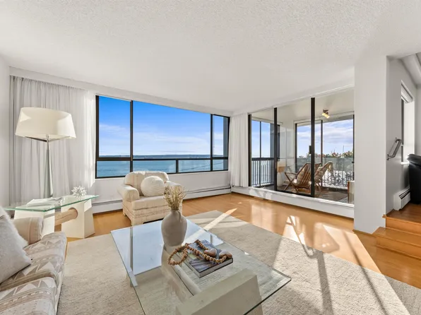 1930 Bellevue Ave #401, West Vancouver, BC V7V 1B5