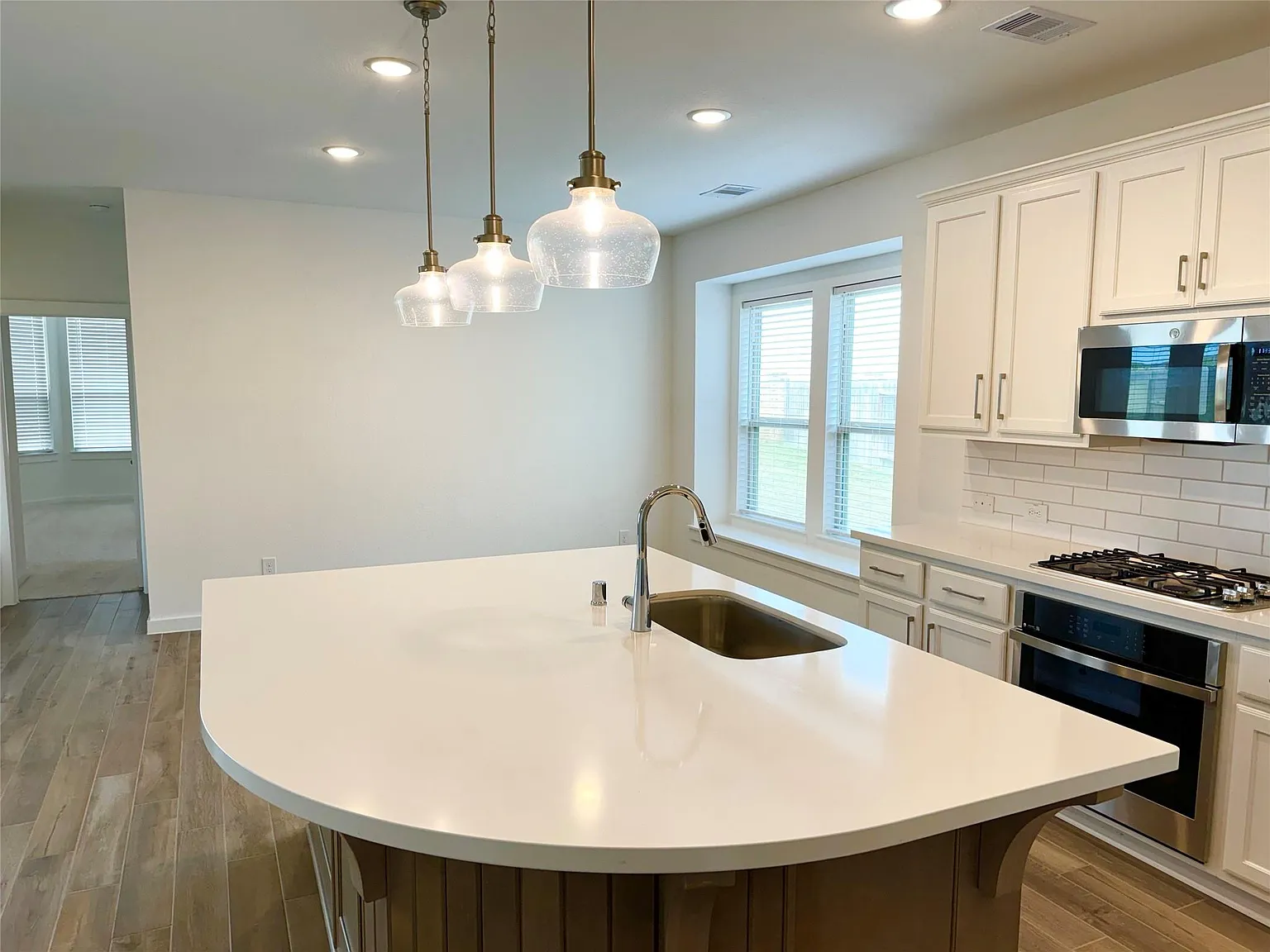 4 bed, 3.5 bath, 2415 sqft, $2,870 — Photo 4