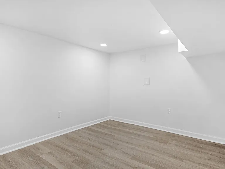 2213 E Madison St — Photo 18