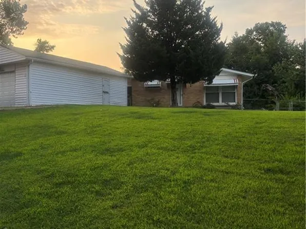 800 Marilynn Ave, Liberty, MO 64068