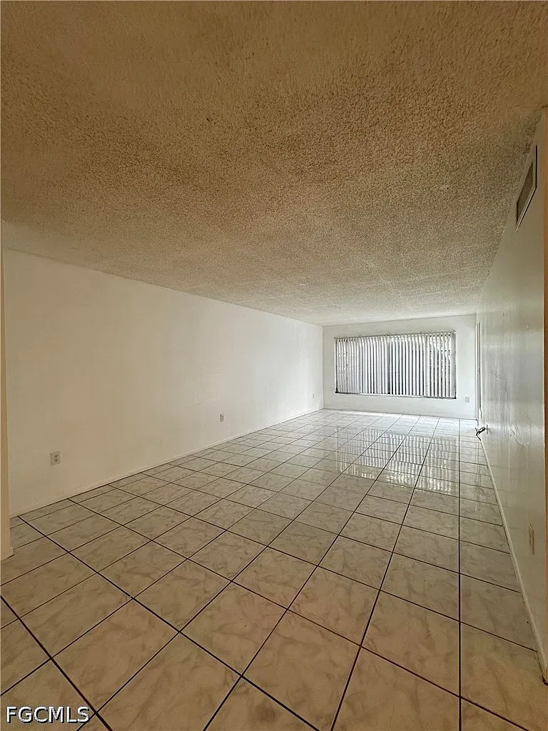 2 bed, 1.0 bath, 968 sqft, $1,100 — Photo 2