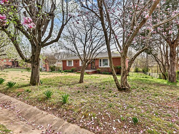 5th image of 126 Lexington Dr