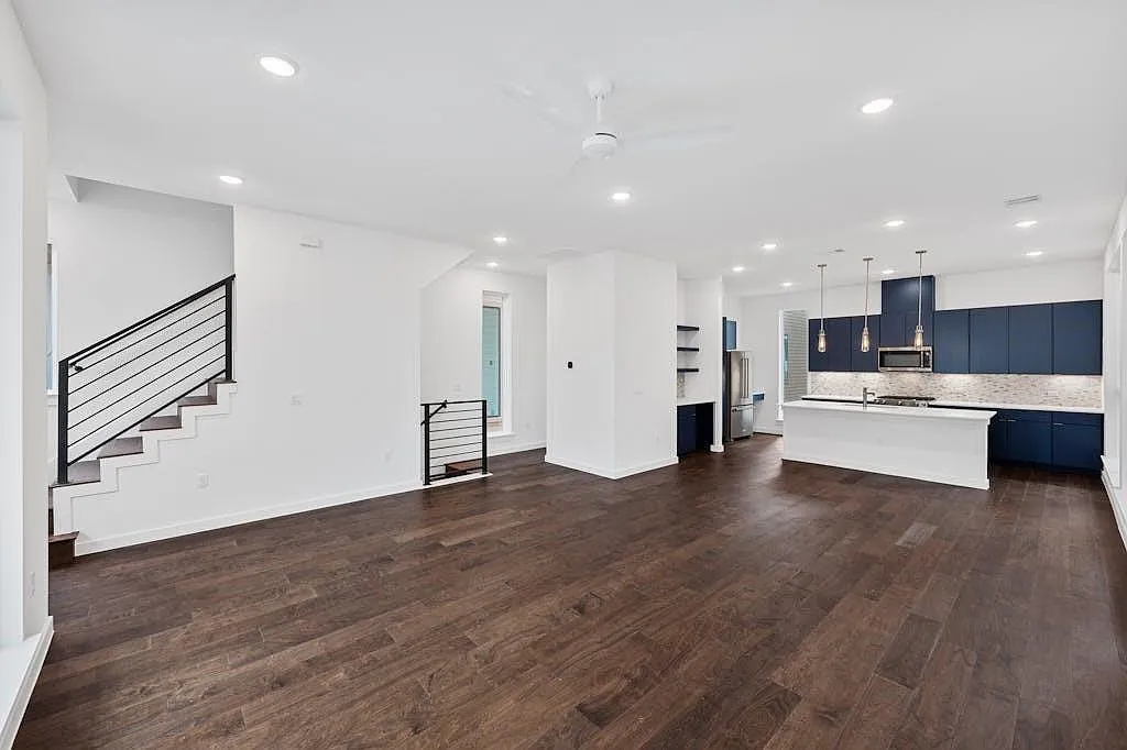 3 bed, 3.5 bath, 2116 sqft, $2,990 — Photo 4
