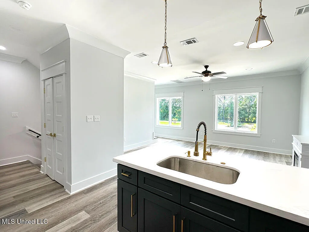 2 bed, 2.0 bath, 1100 sqft, $1,900 — Photo 3