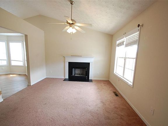 3rd image of 110 Rockefeller Ln