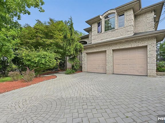 2nd image of 17 W Bayview Avenue