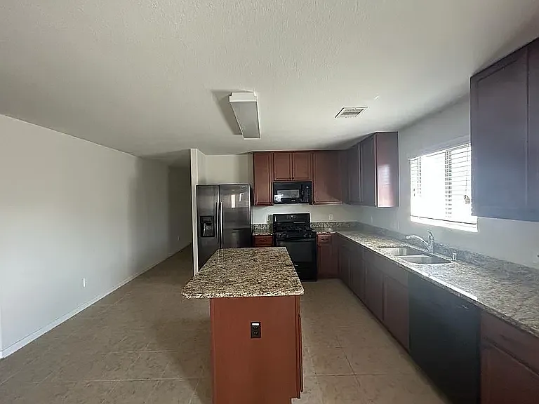 3 bed, 1725 sqft, $1,900 — Photo 3