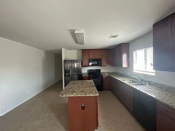 3rd image of 902 Canyon Hill Ln
