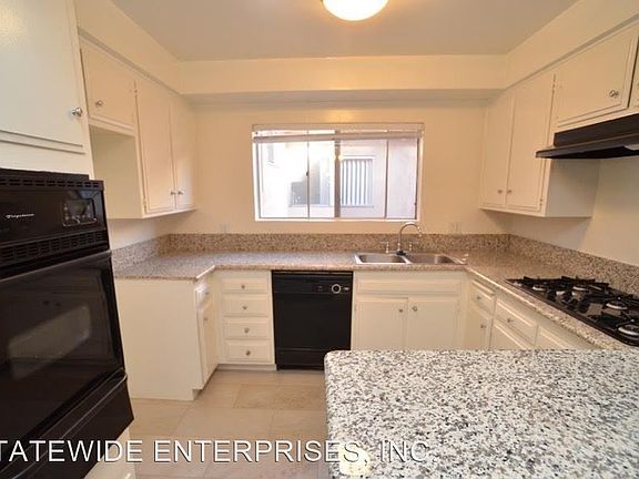 5th image of 924 N Hayworth Ave #7