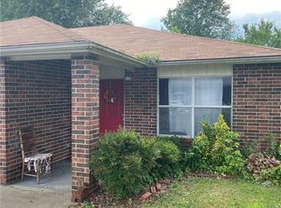 5700 Sara St #B, Fayetteville, AR 72704