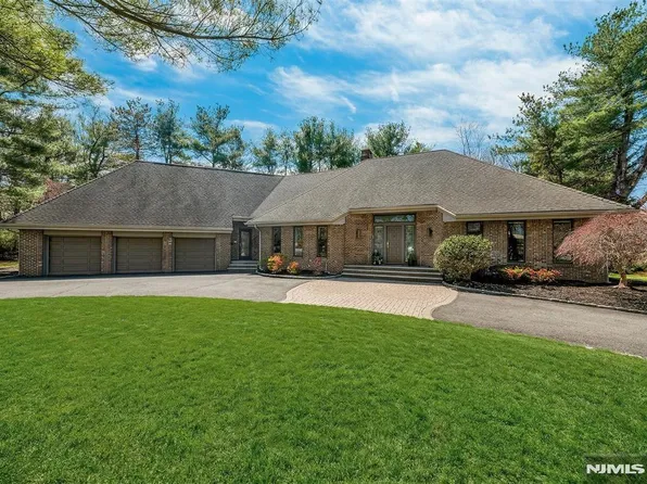 301 Hopper Ct, Franklin Lakes, NJ 07417