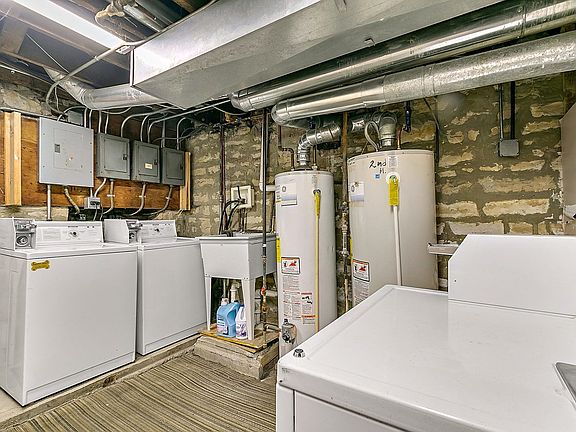5th image of 1611 N Wood St #2