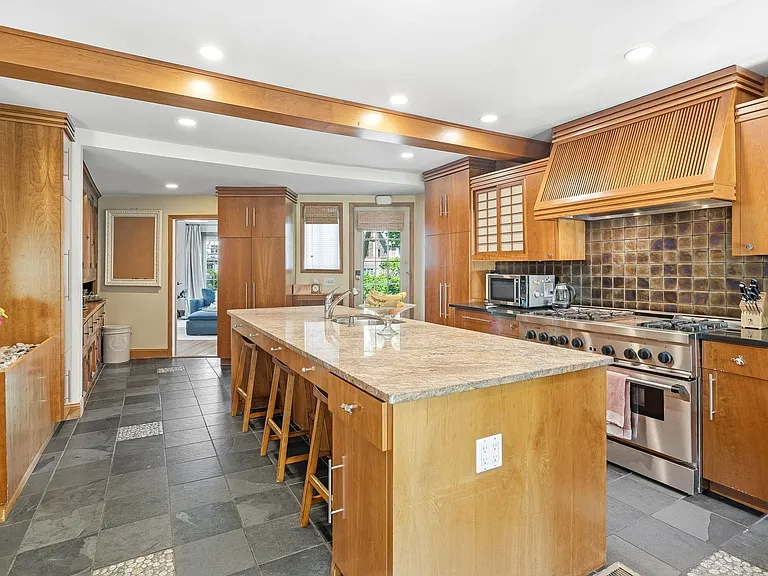 72 Hampton Rd — Photo 9