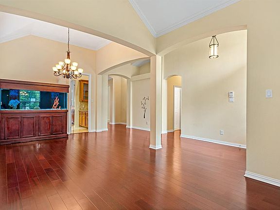 3rd image of 2833 Greenway Dr