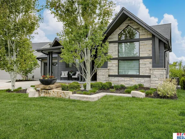21965 Brookside Ave, Elkhorn, NE 68022