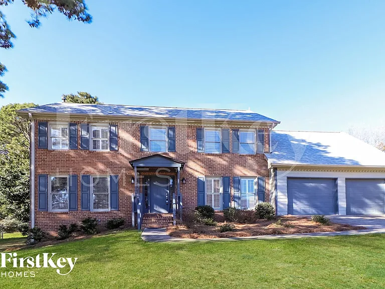 1079 Lakeview Rd — Photo 2