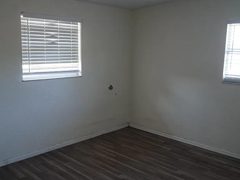 4111 W Montgomery Ter — Photo 15