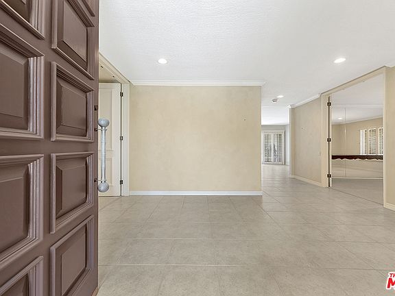 5th image of 4012 Country Club Dr