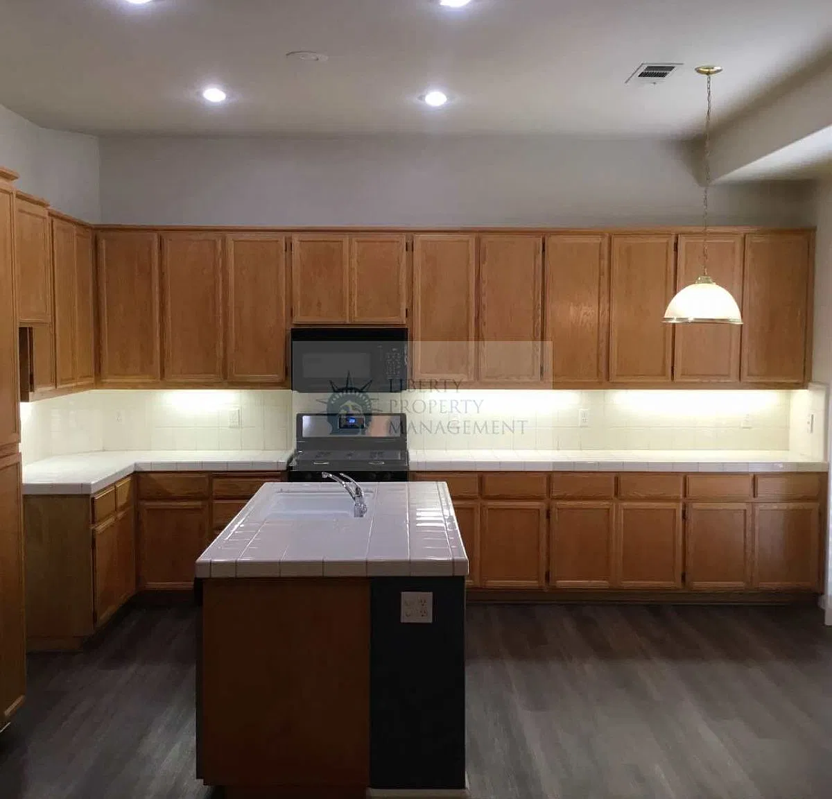 3 bed, 1810 sqft, $2,395 — Photo 4