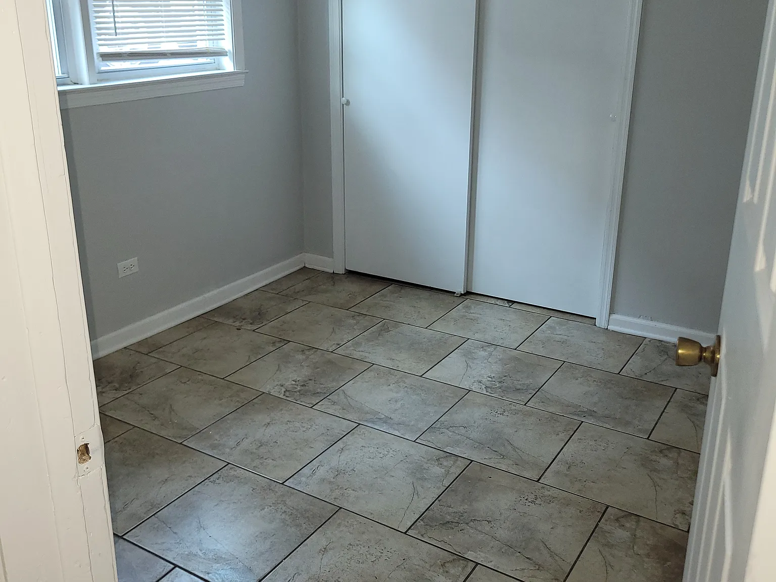 472 N Wolf Rd — Photo 2