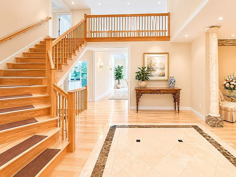 75 Huntington Rd — Photo 2