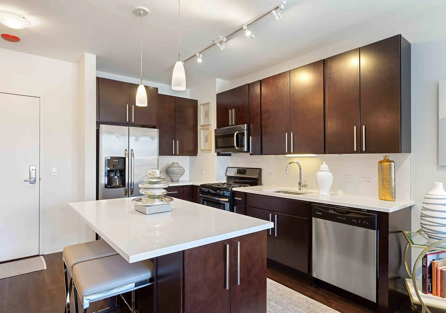1 bed, 755 sqft, $3,000 — Photo 2
