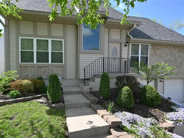 10241 NW 57th St, Parkville, MO 64152