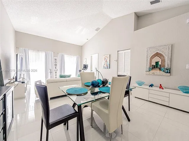 3 bed, 2.0 bath, 1234 sqft, $3,200 — Photo 4