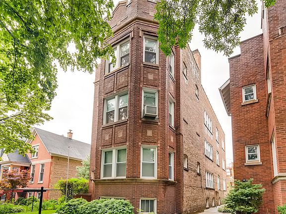 2nd image of 2208 W Ainslie St