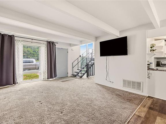 4th image of 850 N 70th St