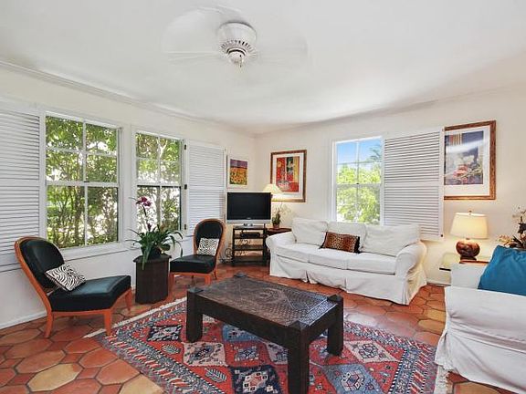 2nd image of 260 Oleander Ave APT W2