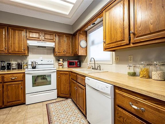 4th image of 1 Davis Cir