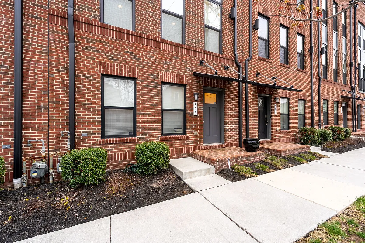 Building Photo - 905 S Grundy St