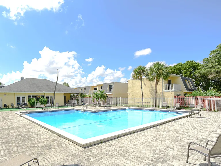 Pelican Pointe — Photo 13