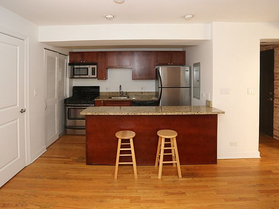 3rd image of 711 W Melrose St #D1-c