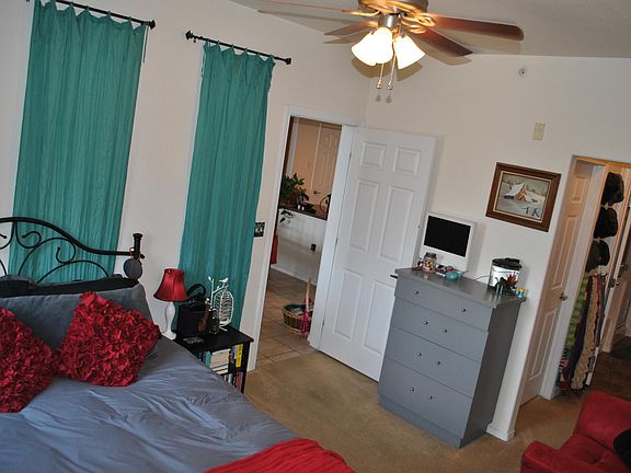 Master bedroom (queen size bed). 
