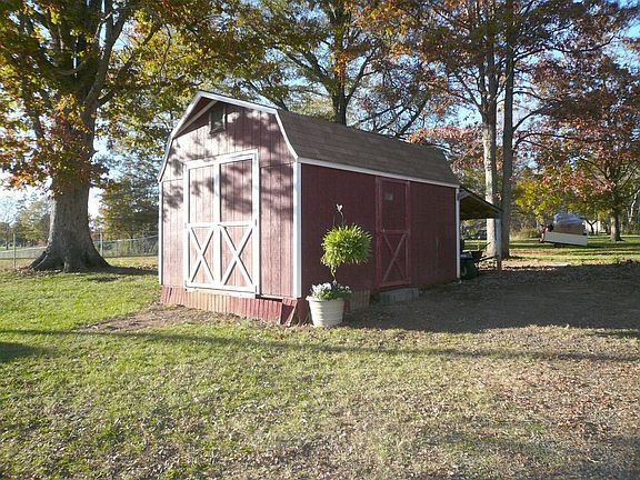 Outbldg has lean to