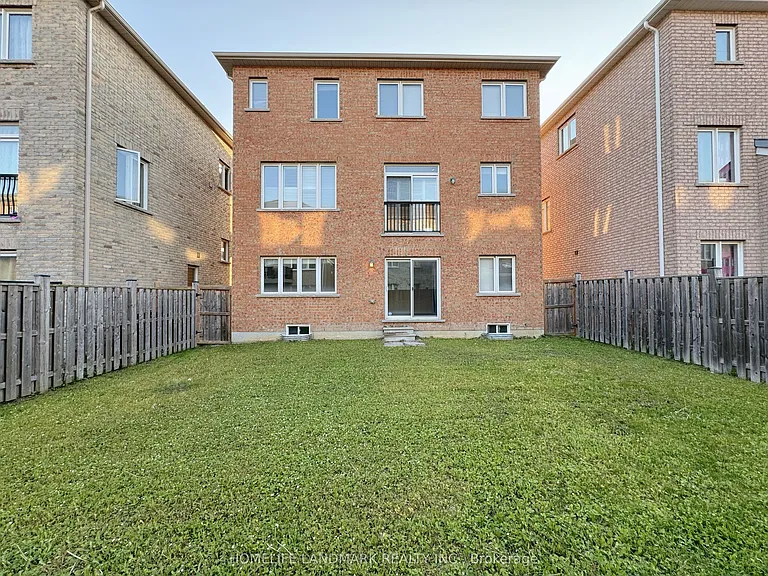 35 Hyacinth St — Photo 31