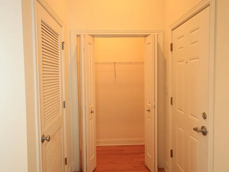 4651 N Greenview Ave #208 — Photo 12