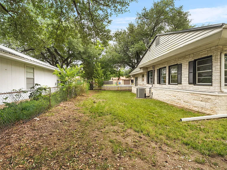 1700 W 7th St — Photo 37