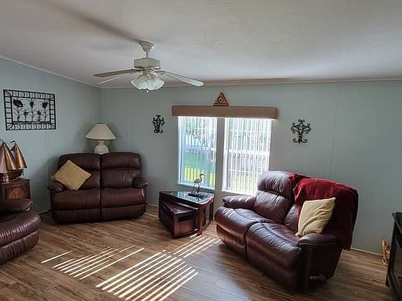 3rd image of 943 Wren Cir