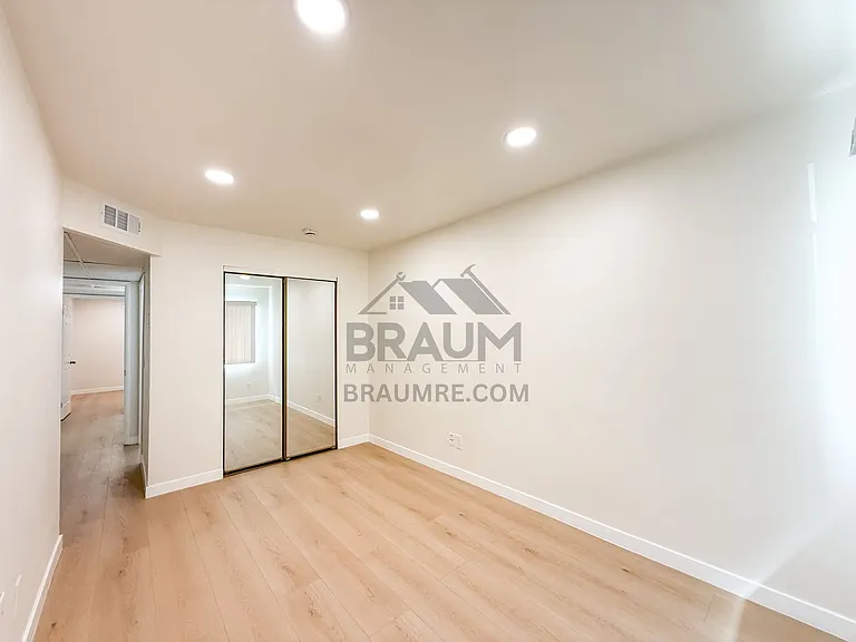 11839 BURBANK — Photo 12