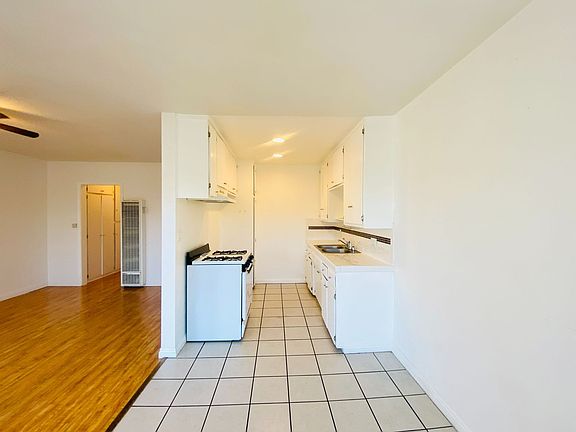 3rd image of 320 E Hyde Park Blvd #De1105285
