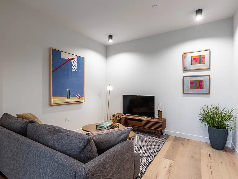 1712 Oak #203 (former model unit)