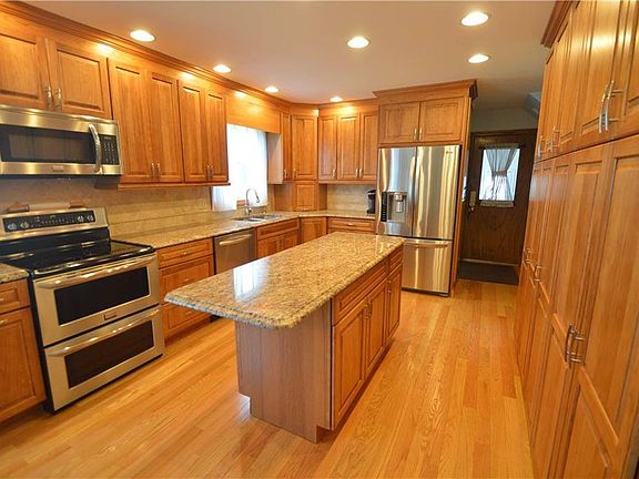 3rd image of 7653 Buchanan Dr