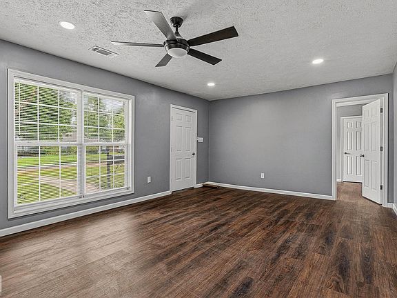 4th image of 700 W Hardin St