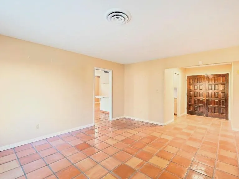 6412 Manchester Ln — Photo 3
